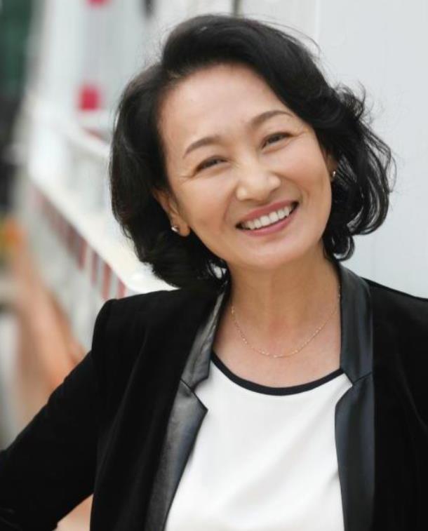 她是腾格尔前妻,蒙古有名的女艺人,离婚后一直单身今50岁像少女