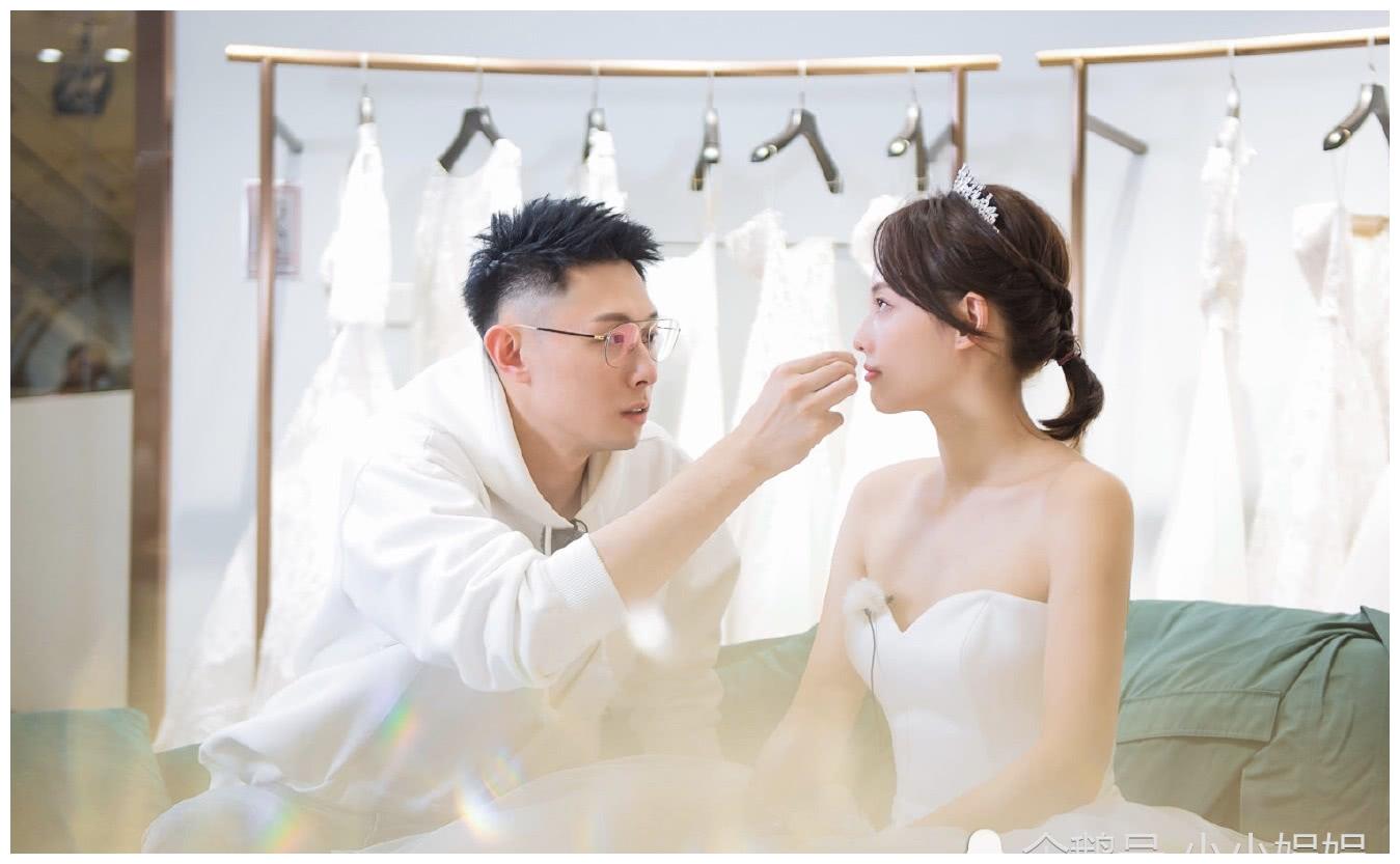 陪室友女友试婚纱_动漫婚纱情侣头像(3)
