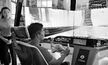 长春汽博会首日高科技展台人气旺