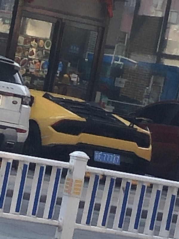 江苏海门街头实拍兰博基尼跑车，车牌