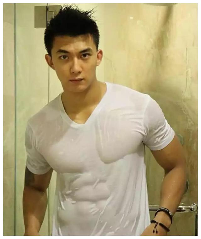 长相酷似黄景瑜的肌肉男，拥有八块腹肌，男人味十足|腹肌|黄景瑜|肌肉男_ 