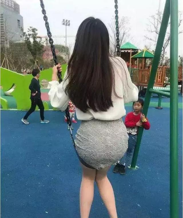 「搞笑趣图」女生这样在大街子里站着,会被问价的