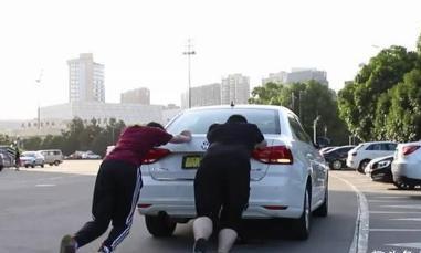 汽车没电不用搭火线，手机充电宝“简单一连”，车子就启动了