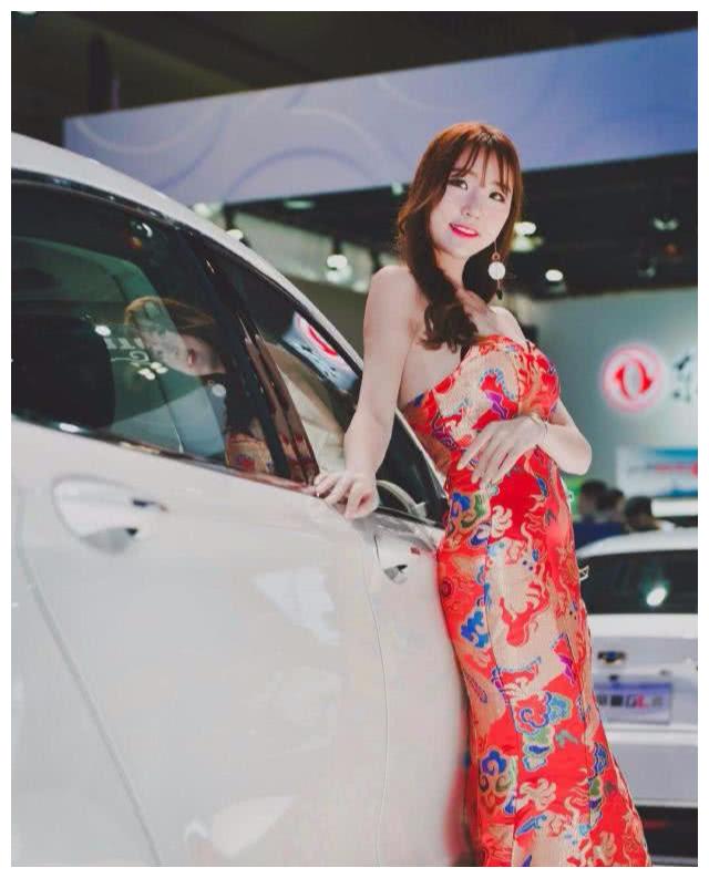 又一“黑马”诞生,奇瑞全新旗舰SUV亮相,车模穿旗袍助威