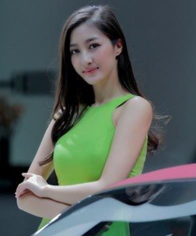 “李小冉”来到了车展？ 气质女车模助力保时捷