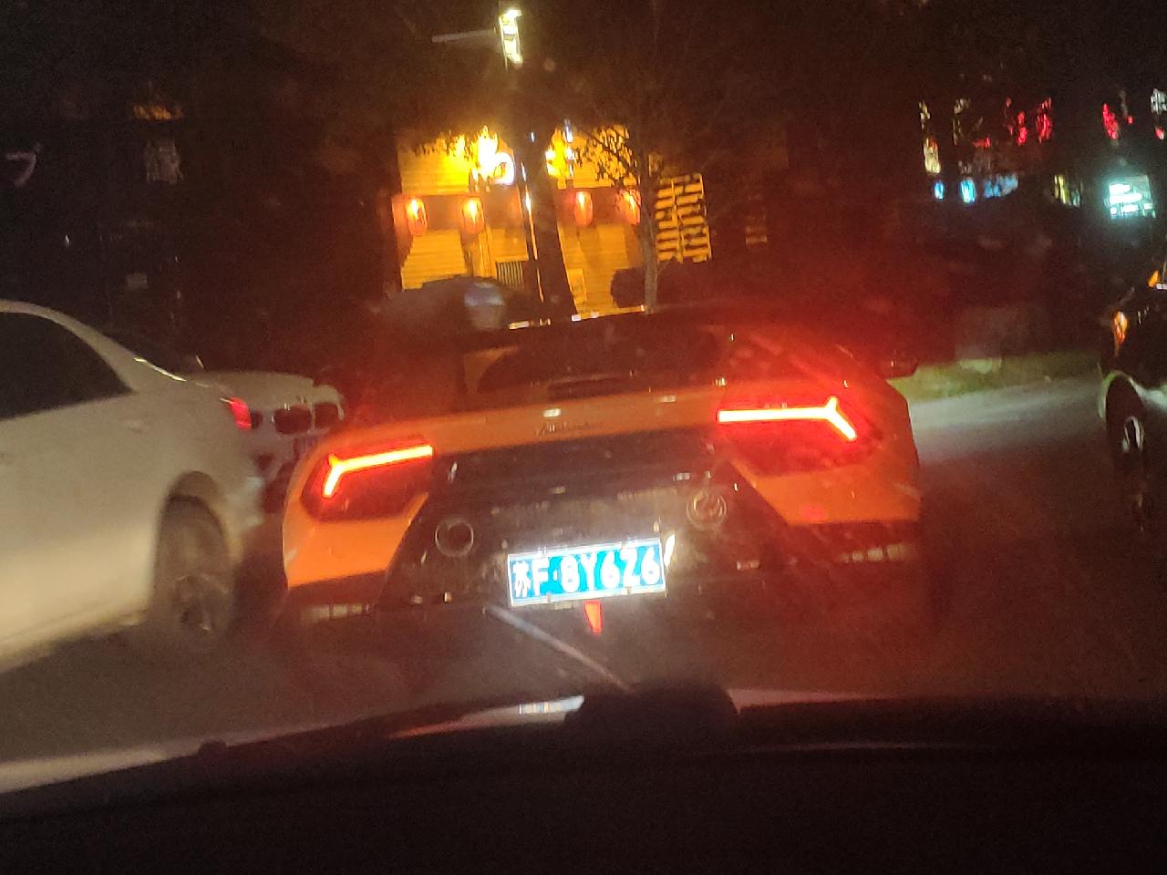 南通海门街头实拍兰博基尼小牛，尾灯造型太醒目了！