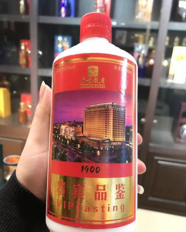 香型:酱香型白酒规格:53度 500ml品名:北京饭店 贵宾品鉴尊贵独享,一