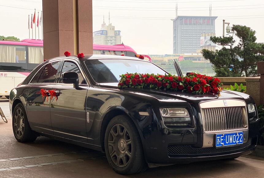 苏州吴江区实拍劳斯莱斯婚车，车牌很低调！