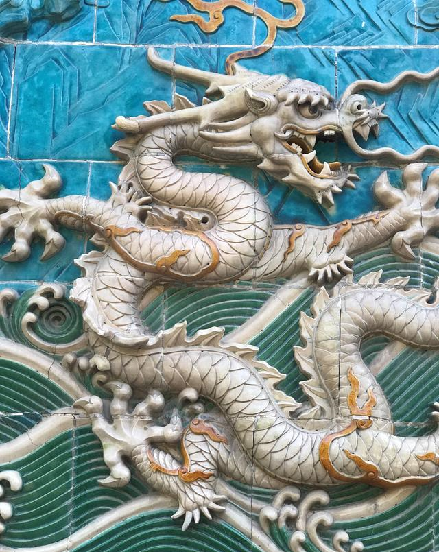 北海公园九龙壁不是九条龙