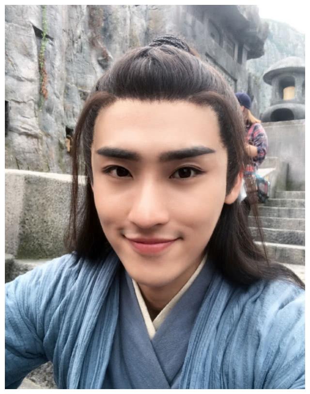 唱6年歌没红,33岁给杨幂刘诗诗演配角却红了,