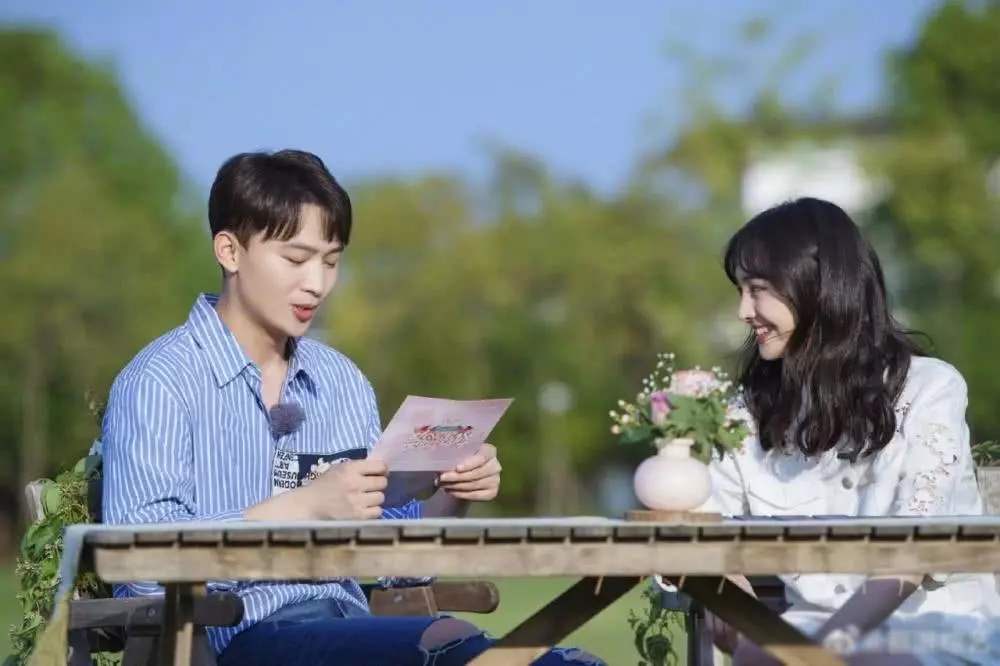 现在各种形式的恋爱真人秀层出不穷,很多参加的明星情侣都收获了很高