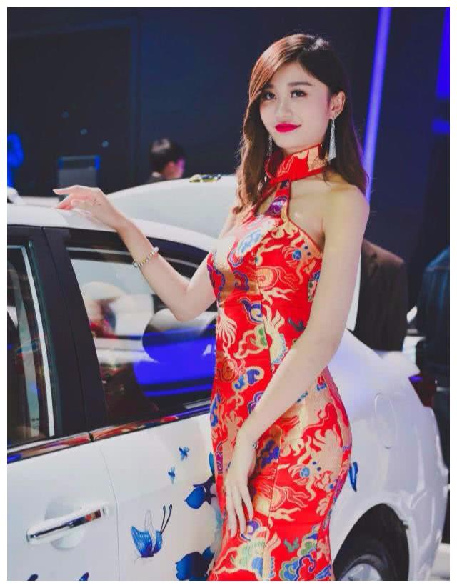 又一“黑马”诞生,奇瑞全新旗舰SUV亮相,车模穿旗袍助威