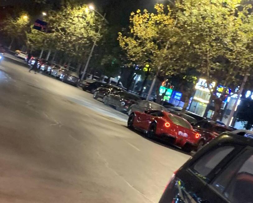 南通中南城街头实拍法拉利GTC4跑车炸街，轰鸣声响彻整条街！