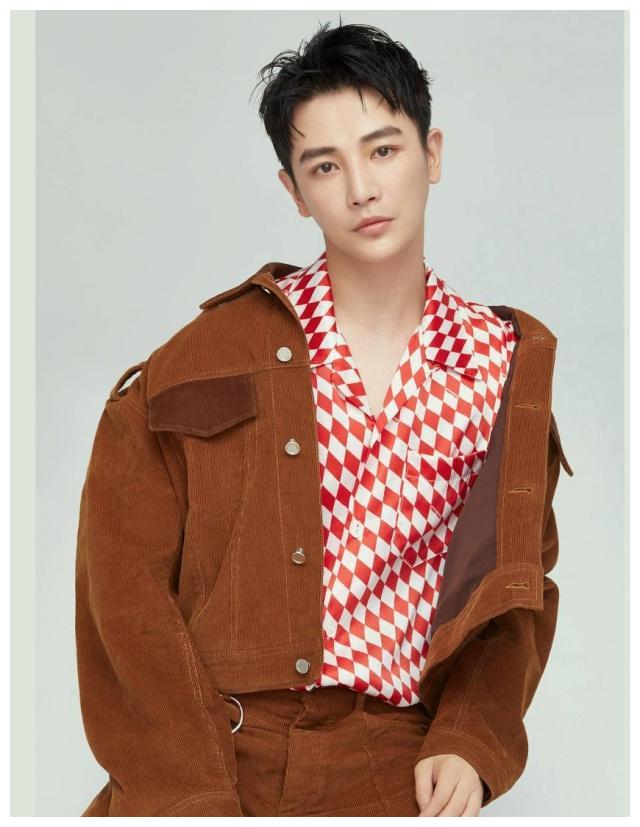 孙坚不但是花样美男,而且真是太爷们儿了! 这姿势真是太棒了!