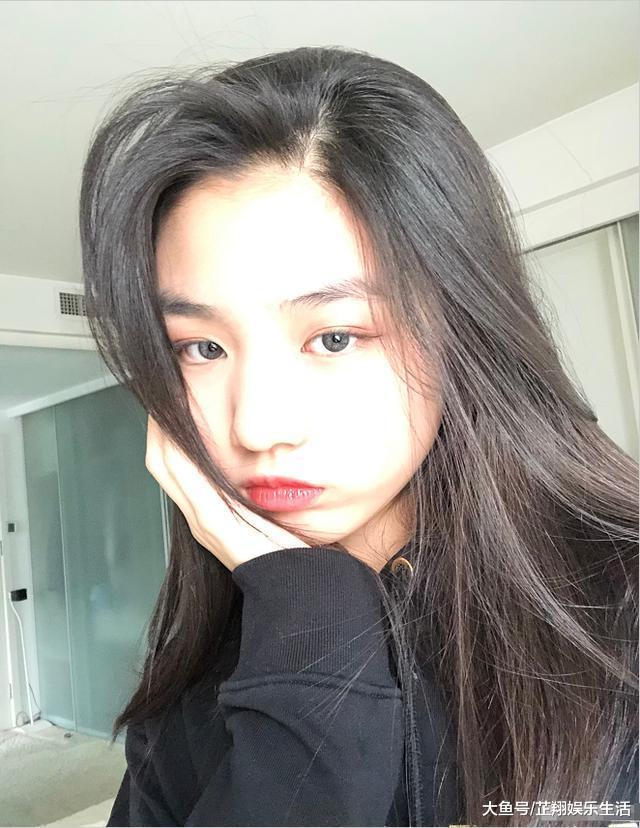 汪峰女儿罕见晒自拍 浓眉大眼笑容撩人 画面却掺杂着网红气息