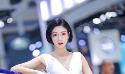 冰山美人站台保时捷，冰冷气质太迷人，车友：看人就够了