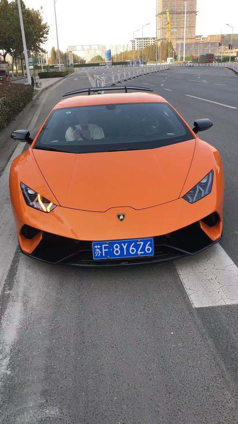 南通海门街头实拍新上牌兰博基尼跑车，橙色车身太醒目了！