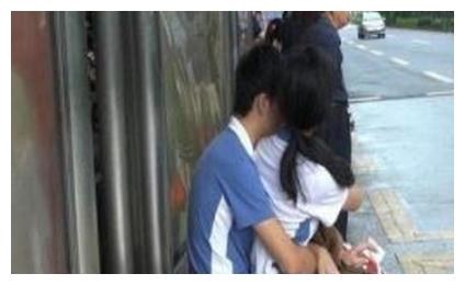 性教育缺失多可怕?小学生直播妈妈“洗澡”,令人唏嘘不已