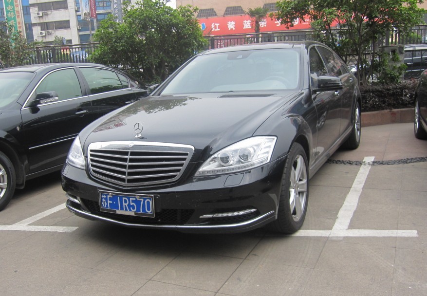 南通金沙镇街头实拍奔驰S500，气场秒杀众车！