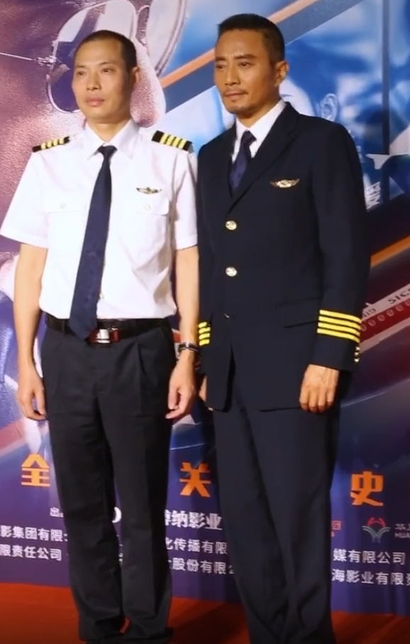 《中国机长》主演和所饰演的原型人物同框,看到欧豪,亲兄弟吗?