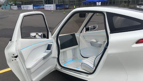 国产两轮不倒翁电动车亮相,显示屏配鼠标,百