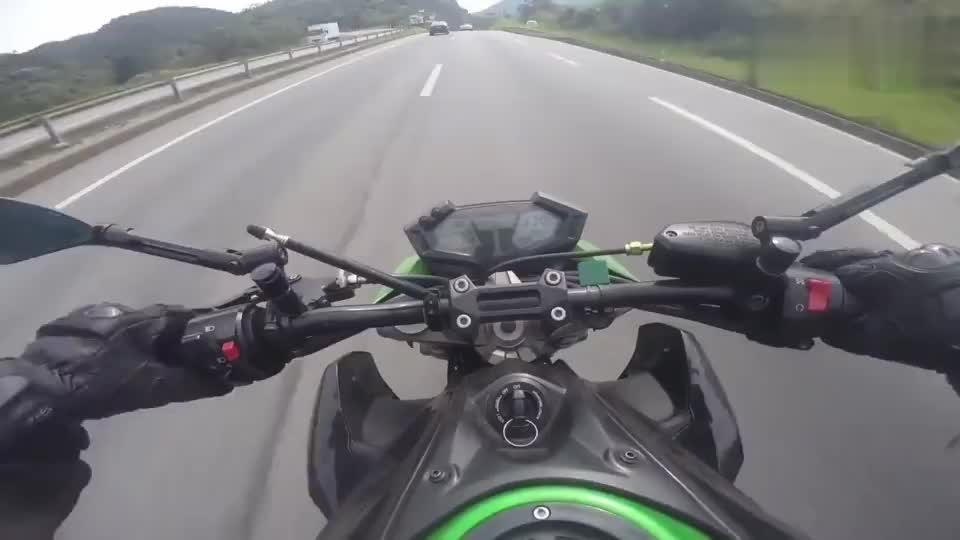 遇上前方一辆大众性能车拧下油门一刻就知差距多大