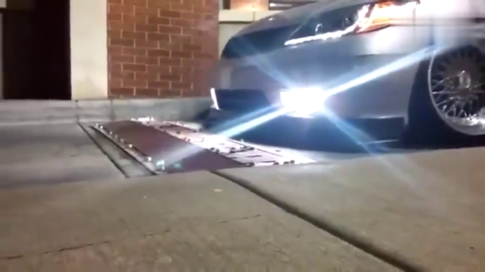 低趴改装车过坎前杠被撕,实在惨痛的教训!