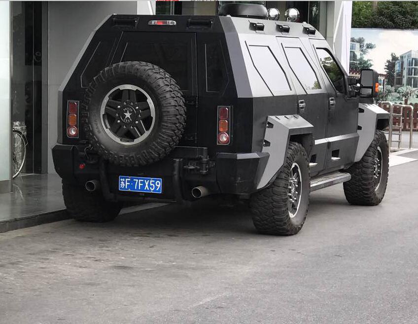 南通如皋街头实拍乔治巴顿SUV，酷似装甲车，气场太强大了！