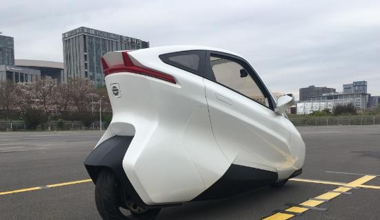 国产两轮不倒翁电动车亮相,显示屏配鼠标,百