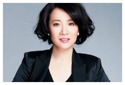 陈小艺的生活照，面部臃肿，没想到儿子长如此