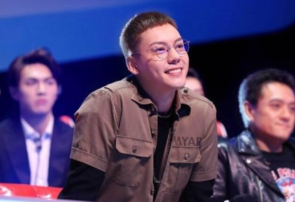 陈伟霆《下一站传奇》中换个发型低调很多 网