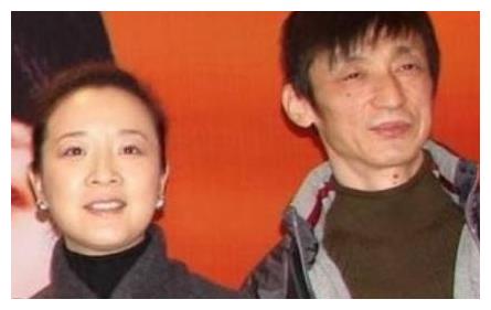 陈小艺的生活照，面部臃肿，没想到儿子长如此
