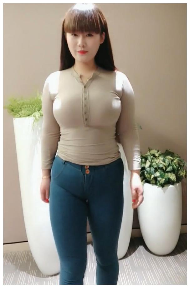 普通的牛仔裤,美女网红同样穿出出色,