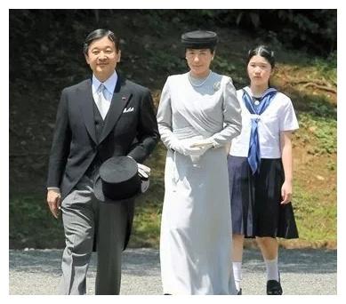 金孙地位就是高，悠仁王子小学毕业了，还要去皇陵参拜报告！