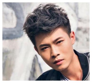 新晋网红许华升被村民借钱,却无奈直接离场,网友:比大衣哥聪明
