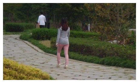 老婆一去逛街，回来膝盖就有淤青，老公起疑，跟踪一瞧，蒙住