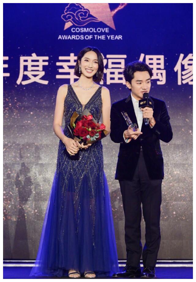 王祖蓝晒女儿周岁照，妻子李亚男像巨人，萌娃面目表情鼻子太随爸