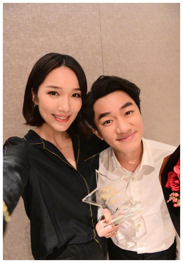王祖蓝晒女儿周岁照，妻子李亚男像巨人，萌娃面目表情鼻子太随爸