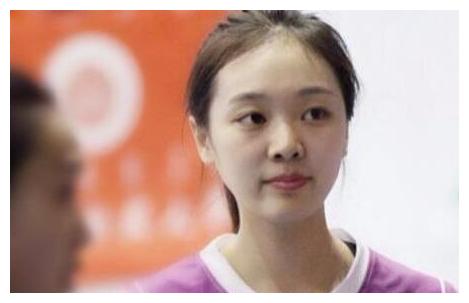 她名气不如惠若琪，但颜值却比她强，被球迷称为“最低调女神”