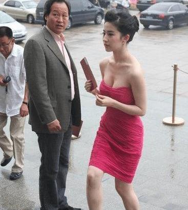 吓到我了！刘亦菲到底有多高？看黄圣依站她身边就像在“坑里”