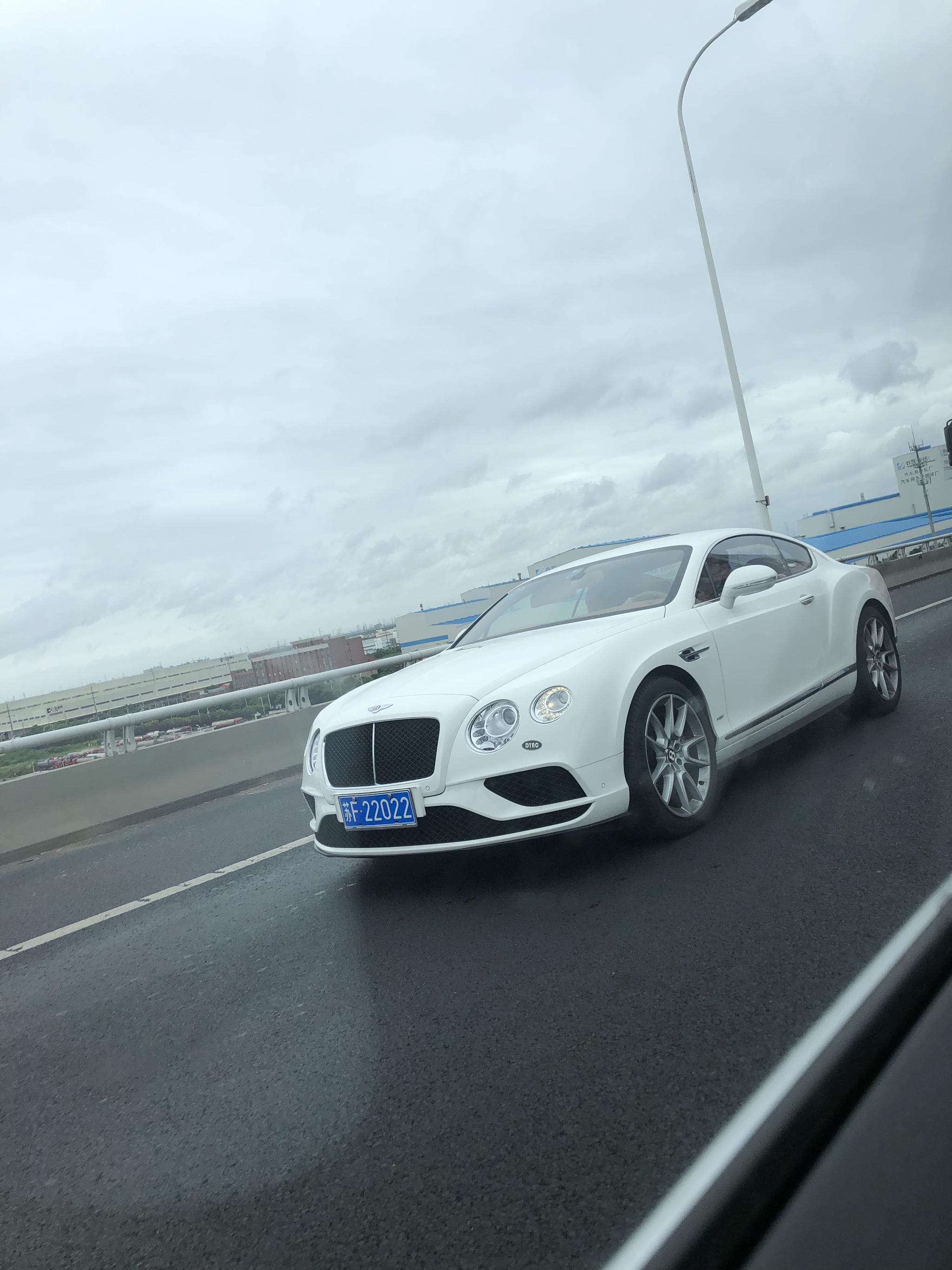 南通苏通大桥实拍宾利GT跑车，回头率100%！
