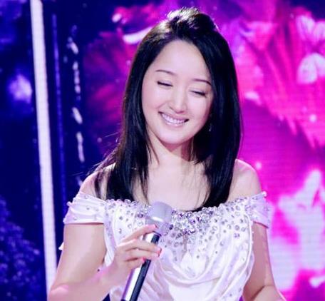 杨钰莹复出却遭新人羞辱，还被新人占便宜，旁边的华少看不下去了