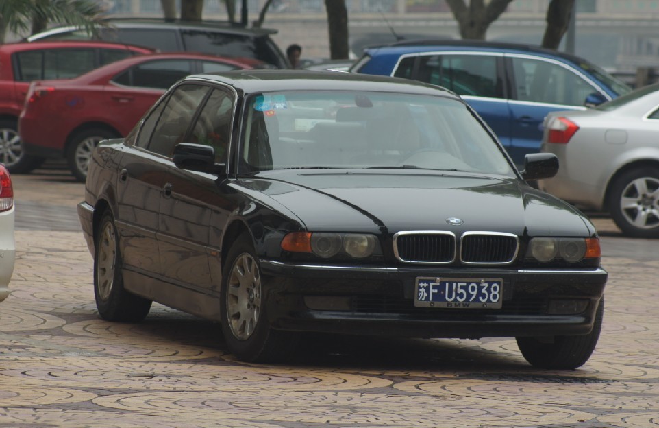 南通启东街头实拍宝马728iL，车龄超15年，仍然霸气十足！