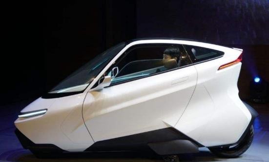 国产两轮不倒翁电动车亮相,显示屏配鼠标,百