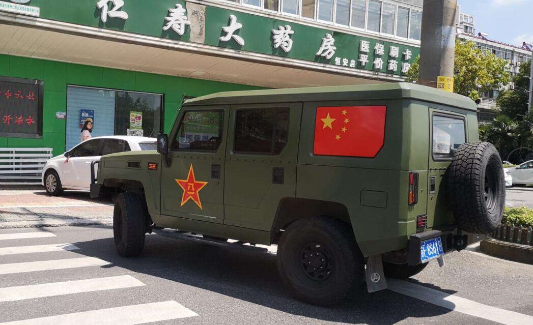 南通街头实拍北汽吉普，车身彩绘非常个性！