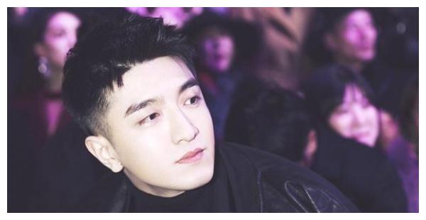 吴亦凡黄子韬同框,蔡徐坤首跨年,海报站位特别