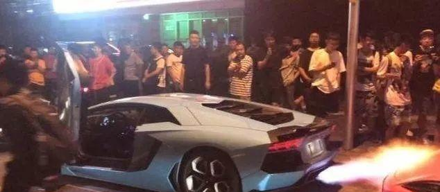 兰博基尼路边炫耀,结果尾部喷火烧到后面迈凯伦,车主尴尬无比