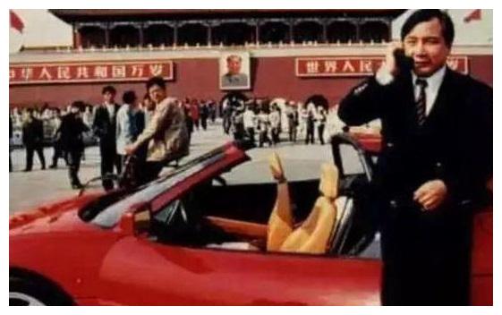 京A88888车主是何人？本山和葛优出席宴会，站着给他敬酒