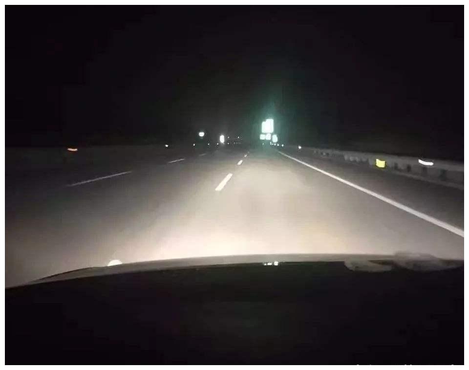 老司机:夜间高速开车的"3大技巧",新手们花两分钟了解