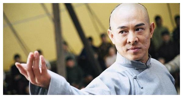 李连杰愿捐全部身家80亿，只为改回国籍，成龙七个字戳伤他的心